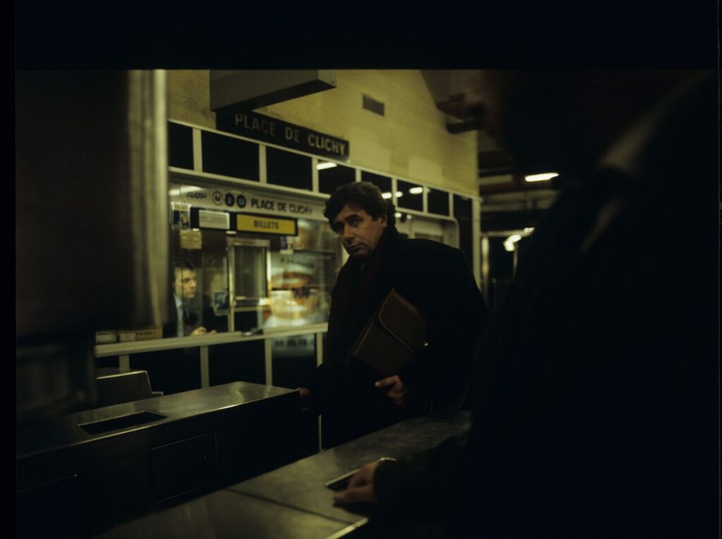 Karol (Zbigniew Zamachowski) and Mikołaj (Janusz Gajos) at the exit of the Paris metro.