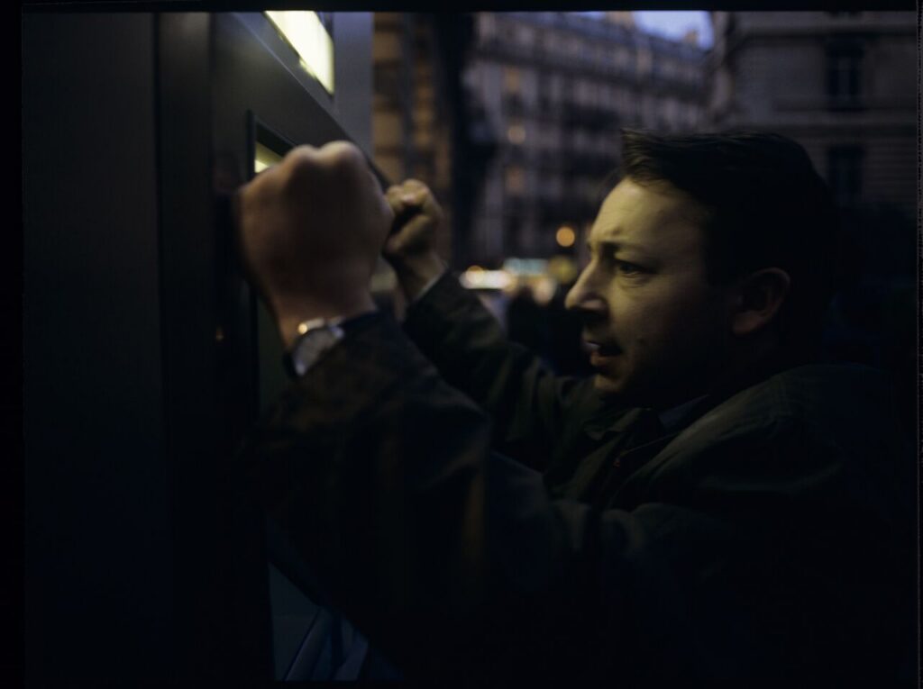 Karol (Zbigniew Zamachowski) tries to withdraw cash from an ATM, but it turns out to be impossible.