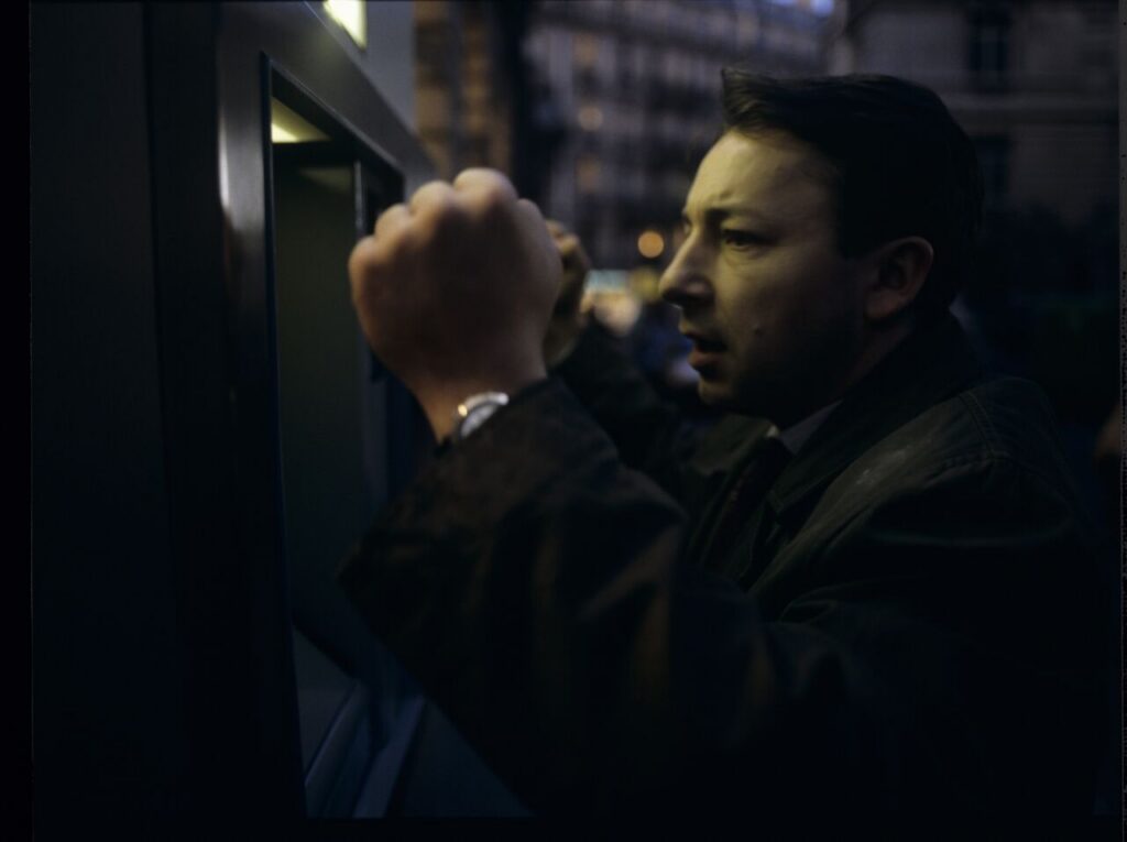 Karol (Zbigniew Zamachowski) tries to withdraw cash from an ATM, but it turns out to be impossible.