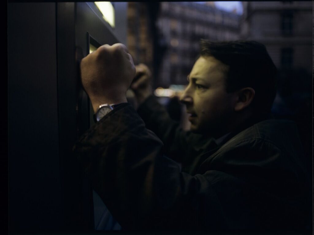 Karol (Zbigniew Zamachowski) tries to withdraw cash from an ATM, but it turns out to be impossible.