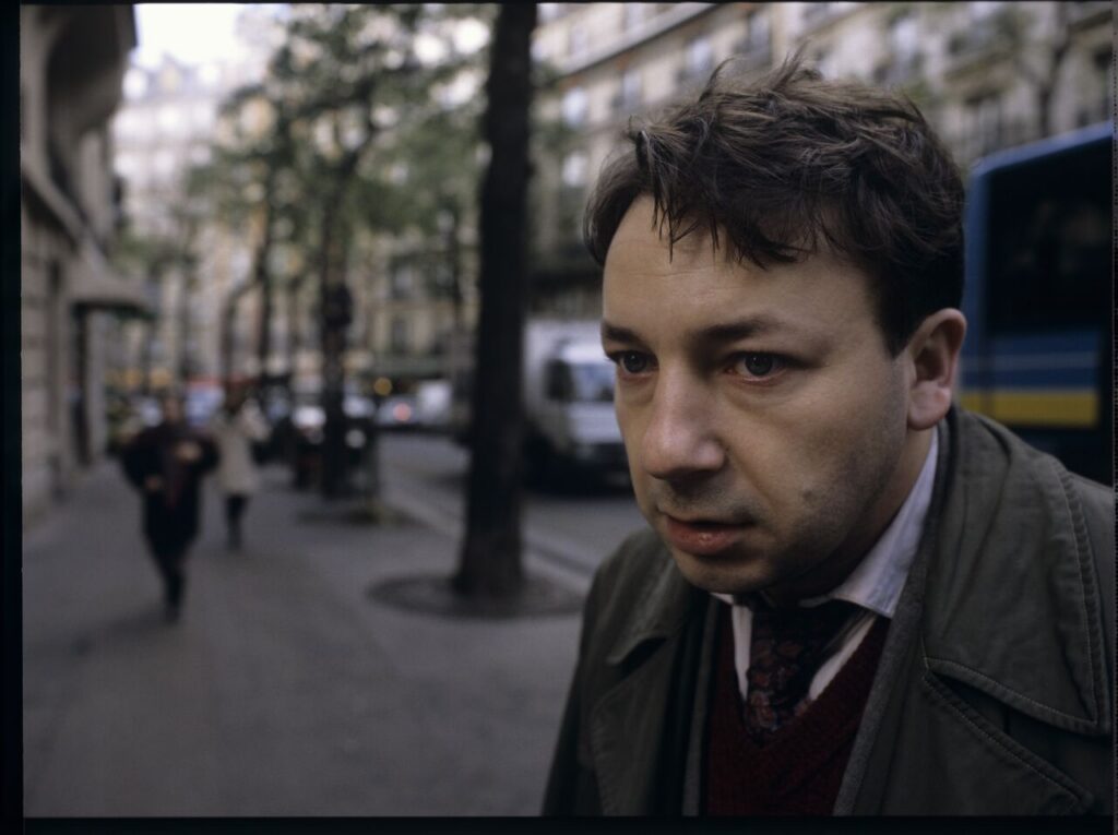 Karol (Zbigniew Zamachowski) on a Parisian street.