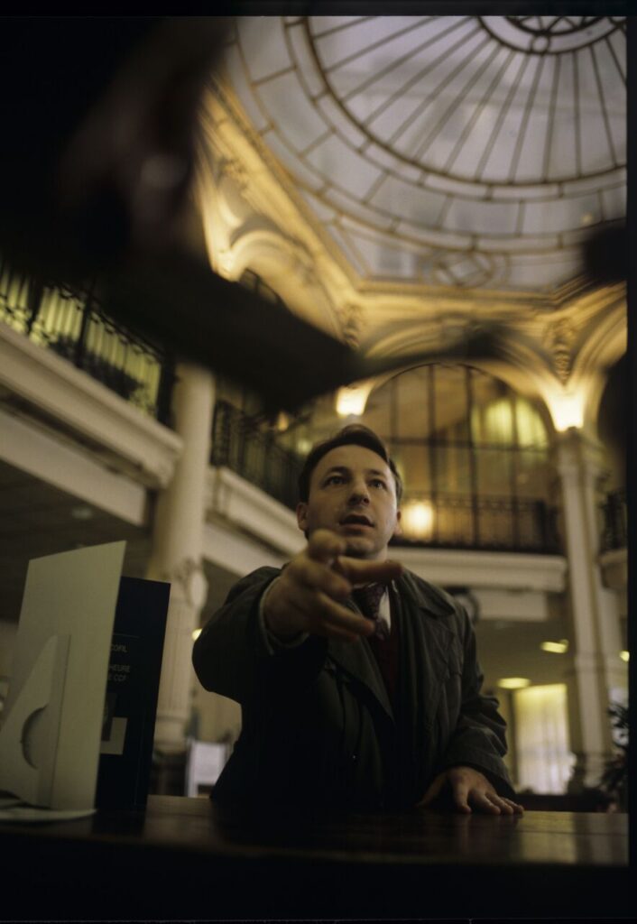 A scene in a bank in which an official informs Karol (Zbigniew Zamachowski) about blocking his account.