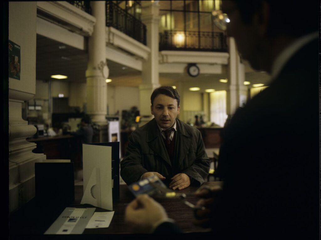 A scene in a bank in which an official informs Karol (Zbigniew Zamachowski) about blocking his account.