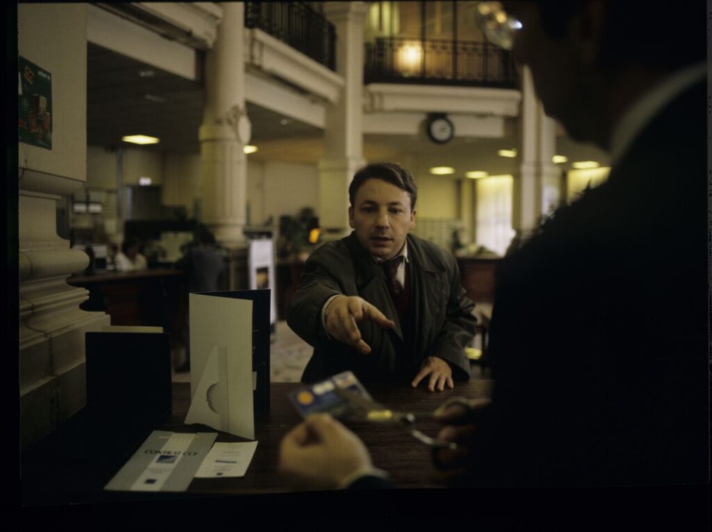 A scene in a bank in which an official informs Karol (Zbigniew Zamachowski) about blocking his account.