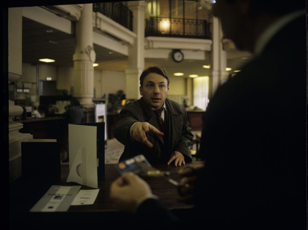 A scene in a bank in which an official informs Karol (Zbigniew Zamachowski) about blocking his account.