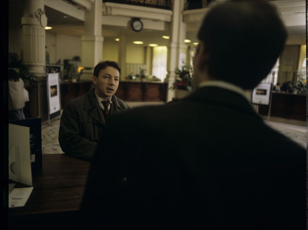 A scene in a bank in which an official informs Karol (Zbigniew Zamachowski) about blocking his account.