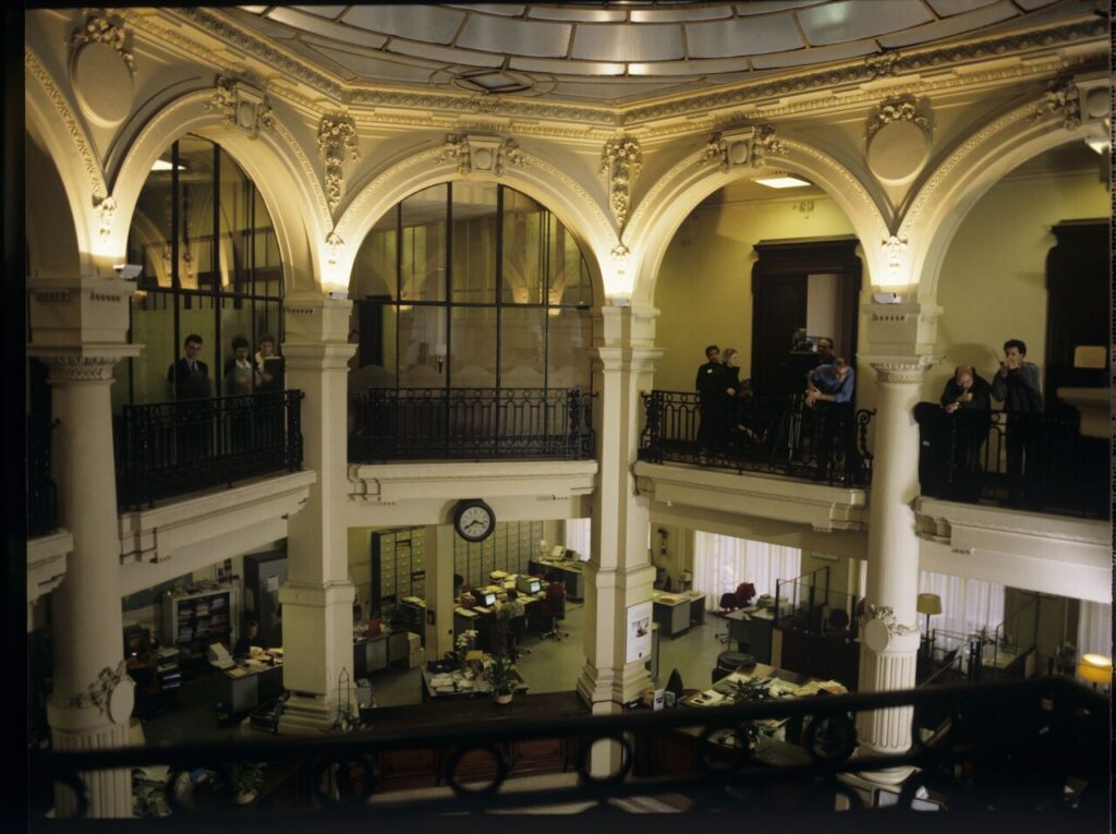 After the divorce, Karol (Zamachowski) wanders the streets at night and notices a plaster bust of a woman in a window.