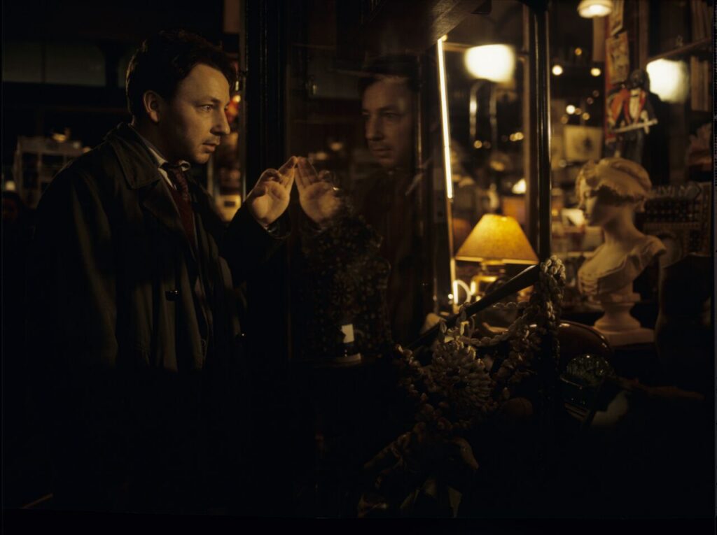 After the divorce, Karol (Zamachowski) wanders the streets at night and notices a plaster bust of a woman in a window.