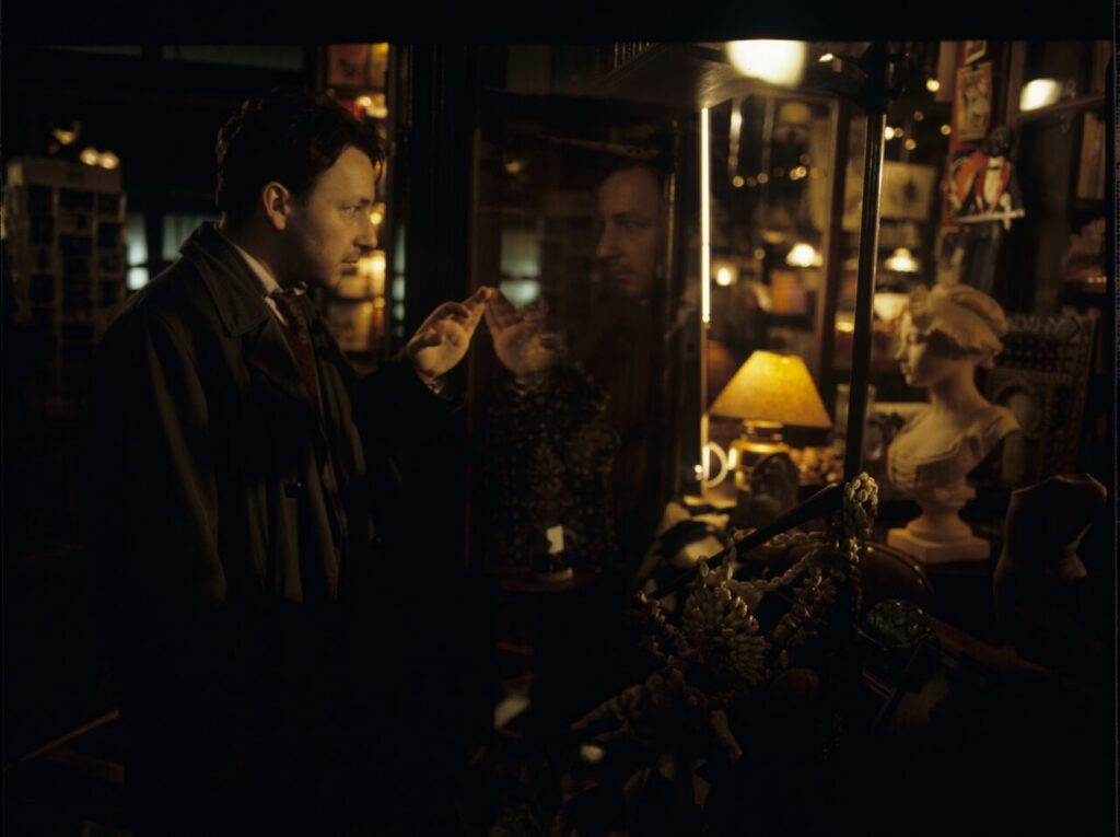 After the divorce, Karol (Zamachowski) wanders the streets at night and notices a plaster bust of a woman in a window.