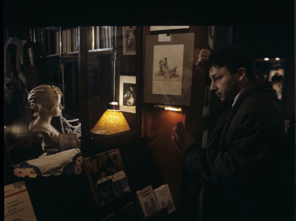 After the divorce, Karol (Zamachowski) wanders the streets at night and notices a plaster bust of a woman in a window.