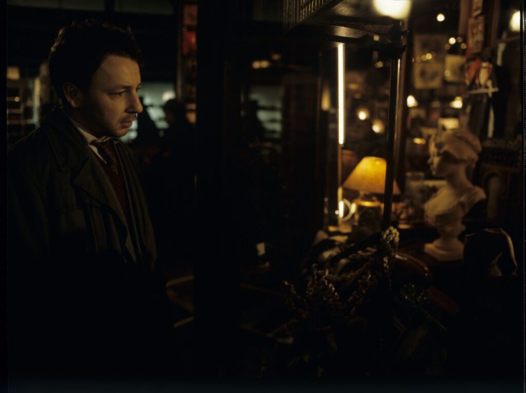 After the divorce, Karol (Zamachowski) wanders the streets at night and notices a plaster bust of a woman in a window.