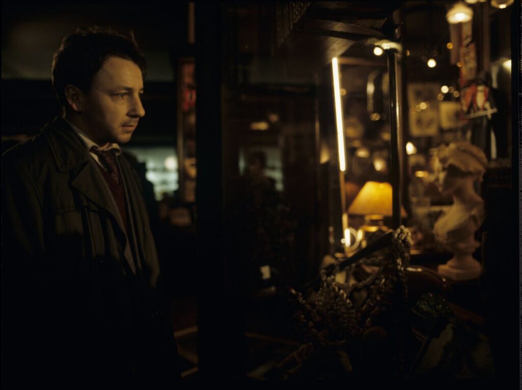 After the divorce, Karol (Zamachowski) wanders the streets at night and notices a plaster bust of a woman in a window.