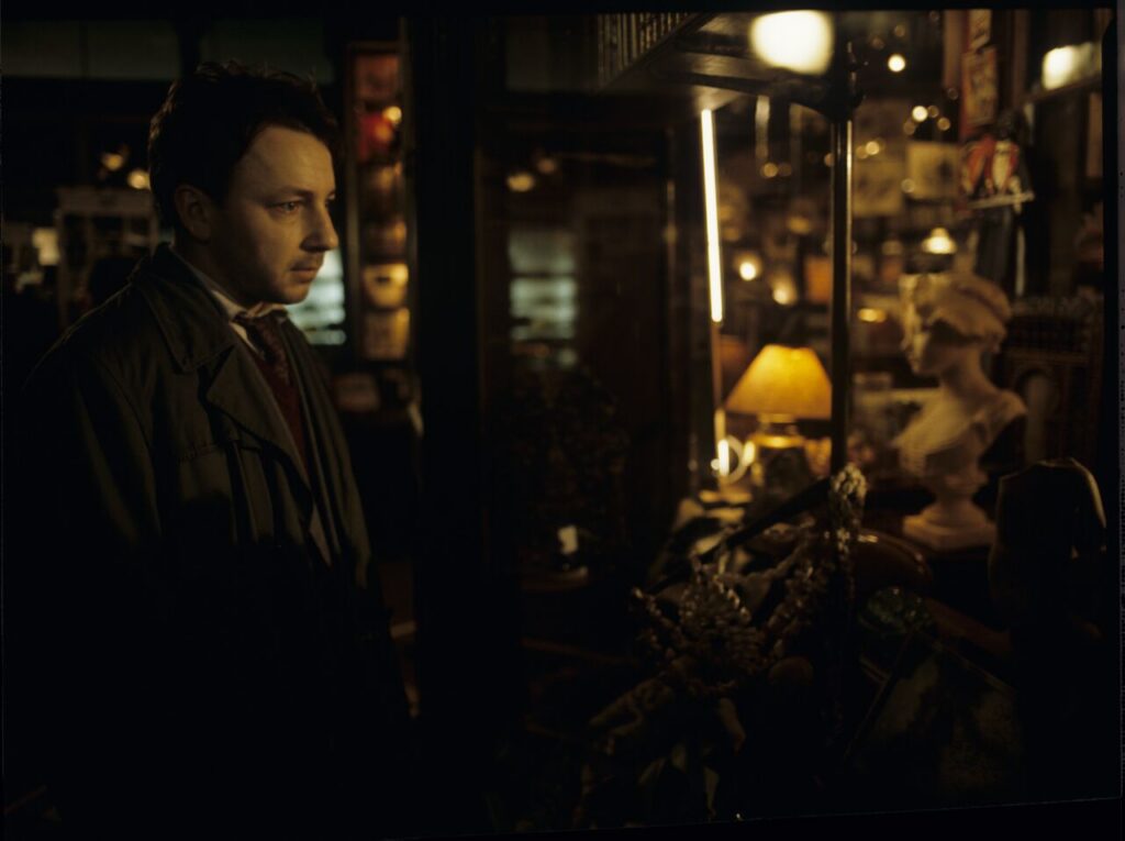 After the divorce, Karol (Zamachowski) wanders the streets at night and notices a plaster bust of a woman in a window.