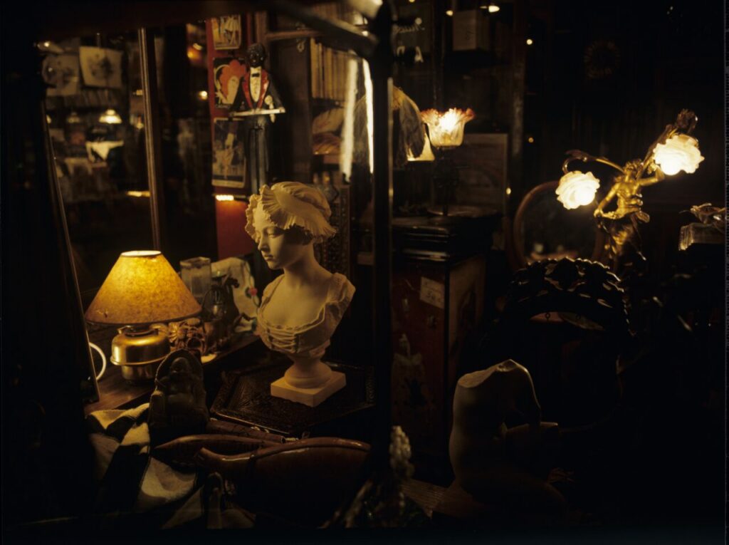 After the divorce, Karol (Zamachowski) wanders the streets at night and notices a plaster bust of a woman in a window.