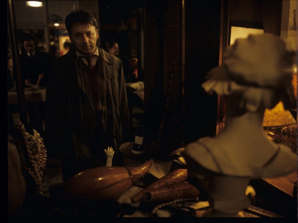 After the divorce, Karol (Zamachowski) wanders the streets at night and notices a plaster bust of a woman in a window.