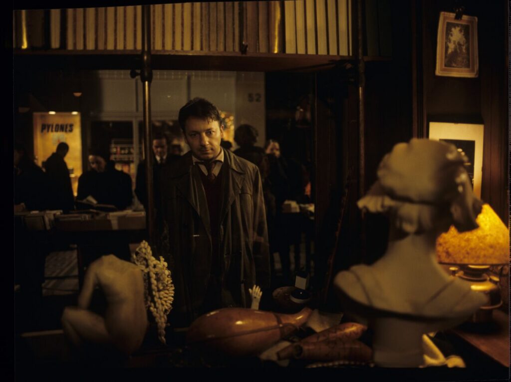 After the divorce, Karol (Zamachowski) wanders the streets at night and notices a plaster bust of a woman in a window.