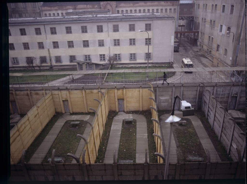 A walking place and a prison where Dominique, Karol's wife, appears.