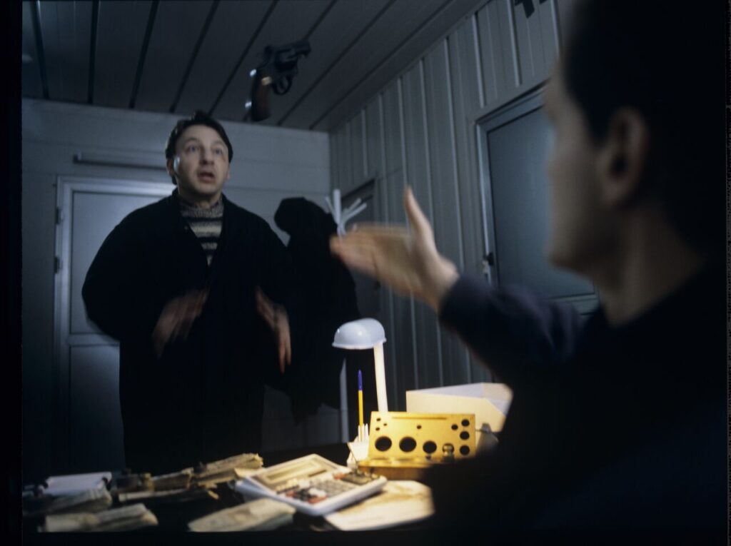 Karol (Zbigniew Zamachowski) arrives at the currency exchange office and asks the owner (Cezary Pazura) for a job.