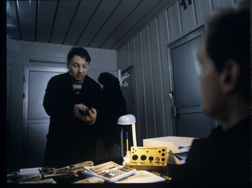 Karol (Zbigniew Zamachowski) arrives at the currency exchange office and asks the owner (Cezary Pazura) for a job.