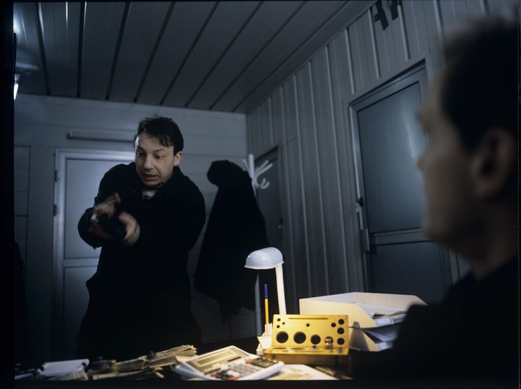 Karol (Zbigniew Zamachowski) arrives at the currency exchange office and asks the owner (Cezary Pazura) for a job.