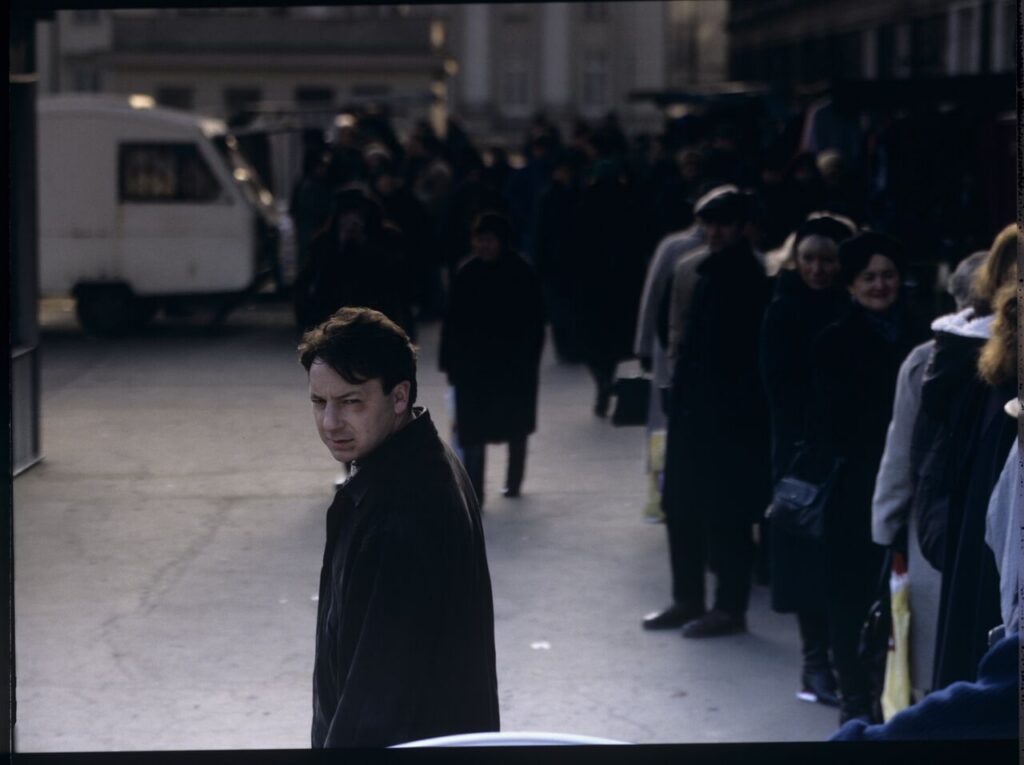Karol (Zbigniew Zamachowski) in front of the currency exchange bureau