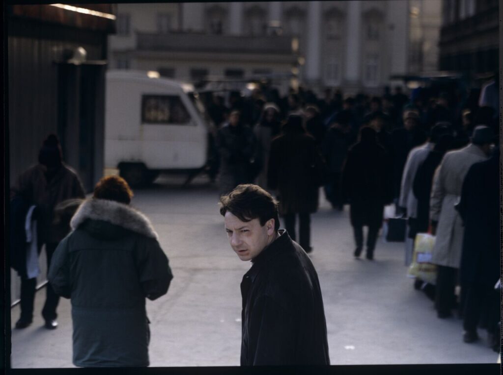 Karol (Zbigniew Zamachowski) in front of the currency exchange bureau