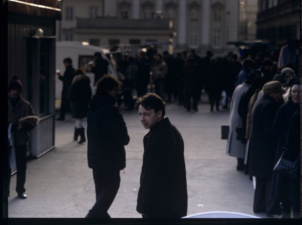 Karol (Zbigniew Zamachowski) in front of the currency exchange bureau