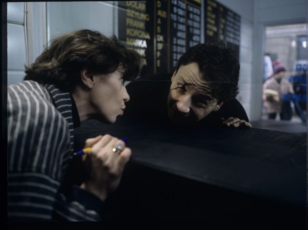 Karol (Zamachowski) asks to contact the owner of the currency exchange office. The scene did not appear in the film.