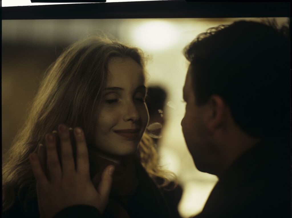 Karol (Zbigniew Zamachowski) with his wife Dominique (Julie Delpy).