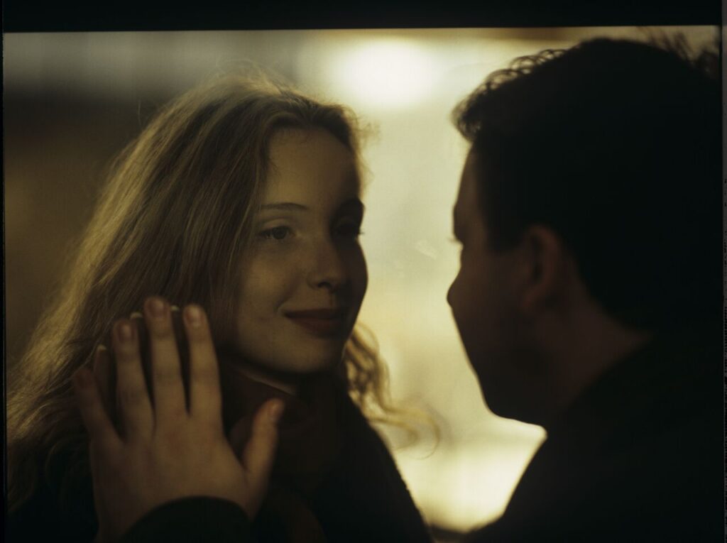 Karol (Zbigniew Zamachowski) with his wife Dominique (Julie Delpy).