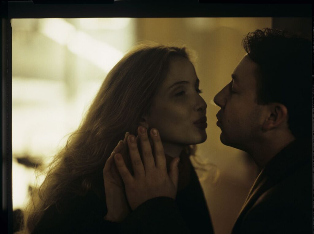 Karol (Zbigniew Zamachowski) with his wife Dominique (Julie Delpy).