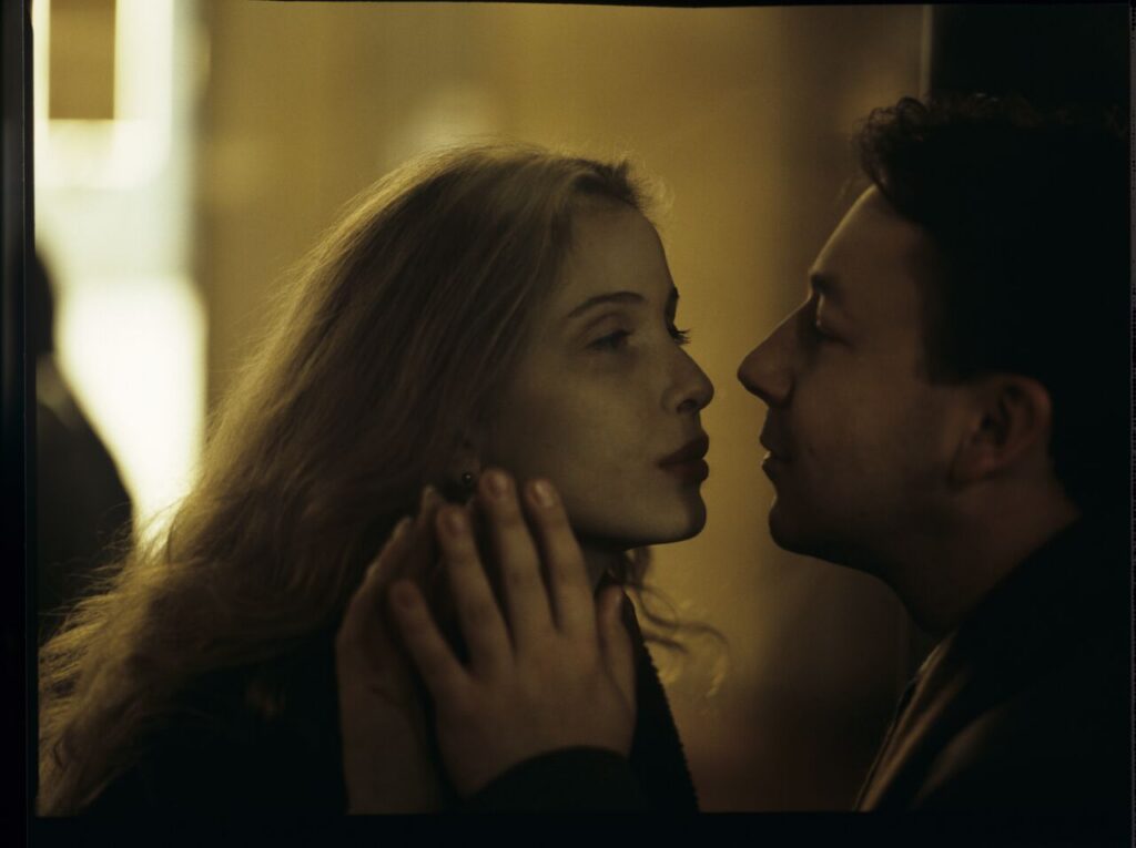 Karol (Zbigniew Zamachowski) with his wife Dominique (Julie Delpy).