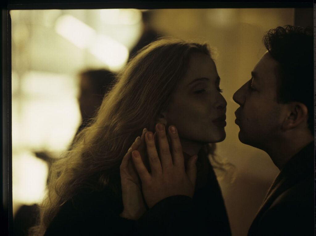 Karol (Zbigniew Zamachowski) with his wife Dominique (Julie Delpy).