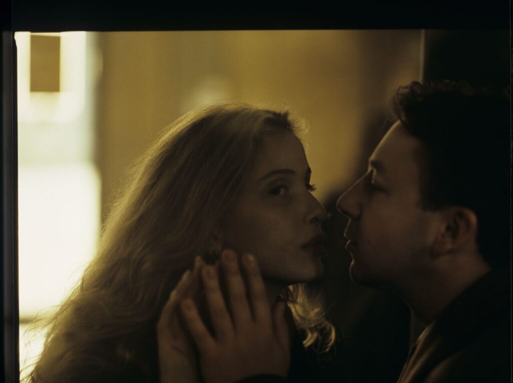 Karol (Zbigniew Zamachowski) with his wife Dominique (Julie Delpy).