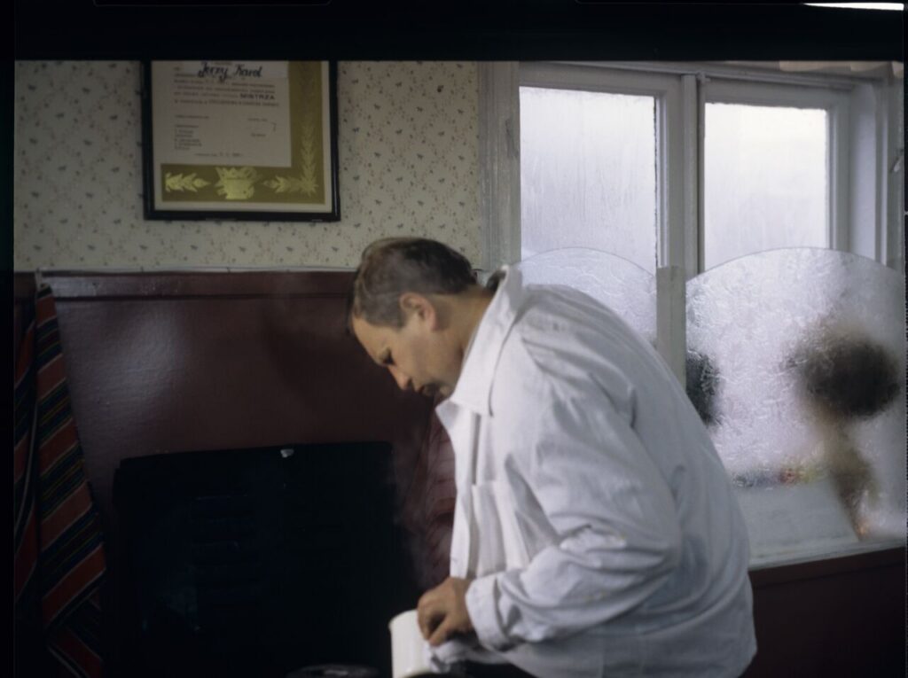 Karol's brother, Jurek (Jerzy Stuhr) in his hairdressing salon.