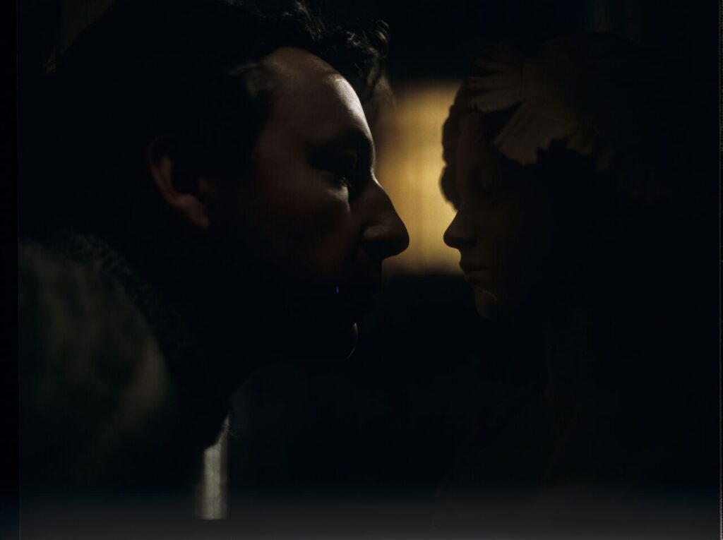 The scene at the garbage dump, where the airport baggage thieves bring a suitcase containing Karol (Zamachowski).