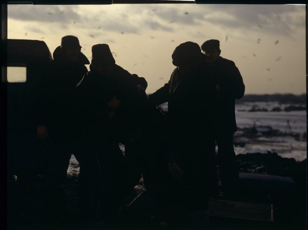 The scene at the garbage dump, where the airport baggage thieves bring a suitcase containing Karol (Zamachowski).