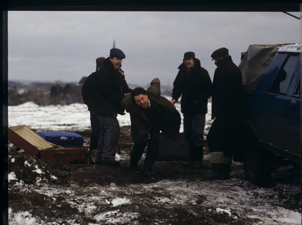 Shooting a scene at a garbage dump where airport luggage thieves bring a suitcase containing Karol.