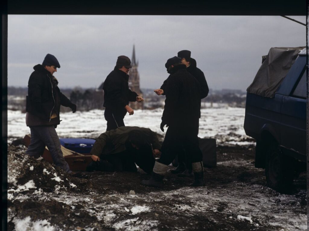 Shooting a scene at a garbage dump where airport luggage thieves bring a suitcase containing Karol.