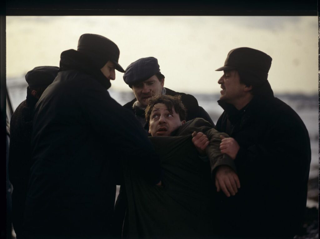 Shooting a scene at a garbage dump where airport luggage thieves bring a suitcase containing Karol.