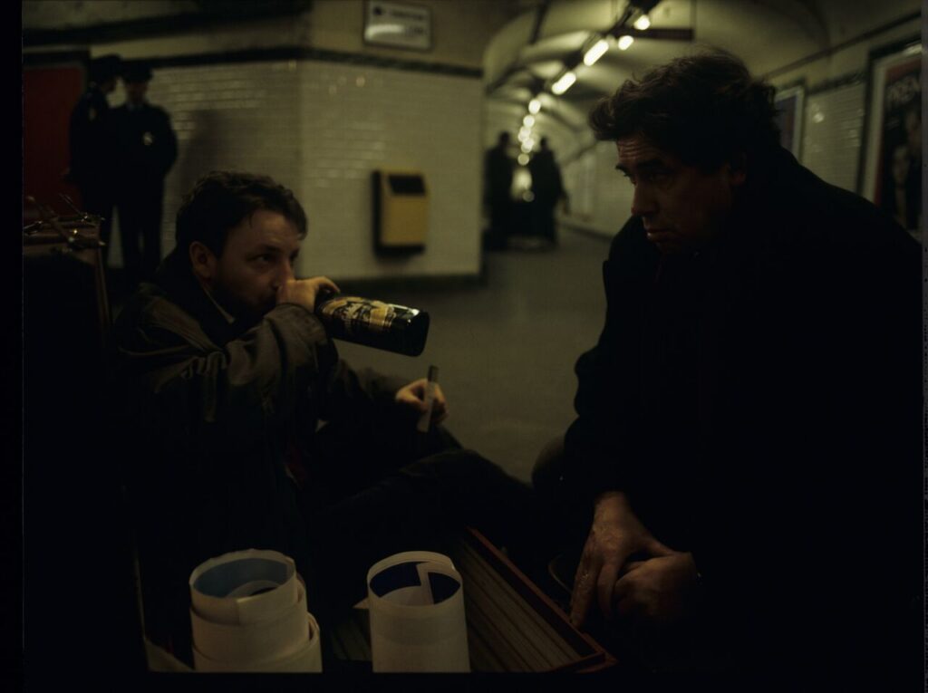 After the divorce, Karol (Zamachowski), deprived of any means of living, plays the comb on the platform of the Paris metro.