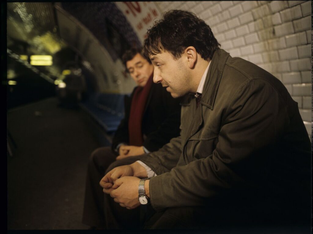 Karol (Zbigniew Zamachowski) and Mikołaj (Janusz Gajos) meet in the underground of the Paris metro.