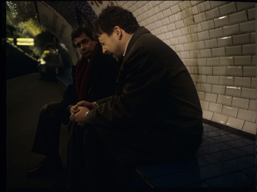 Karol (Zbigniew Zamachowski) and Mikołaj (Janusz Gajos) meet in the underground of the Paris metro.