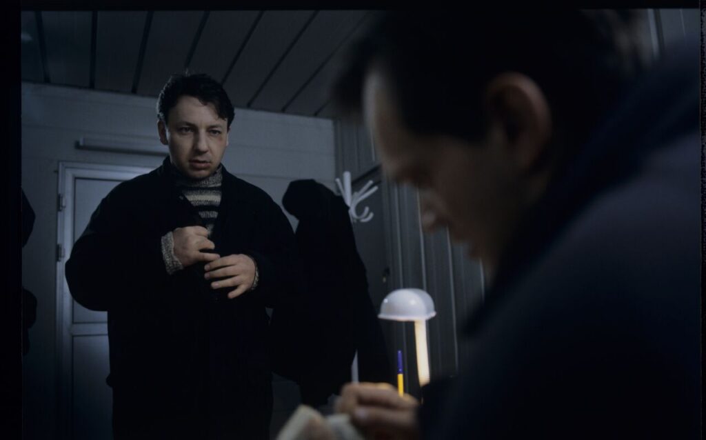 Karol (Zbigniew Zamachowski) arrives at the currency exchange office and asks the owner (Cezary Pazura) for a job.
