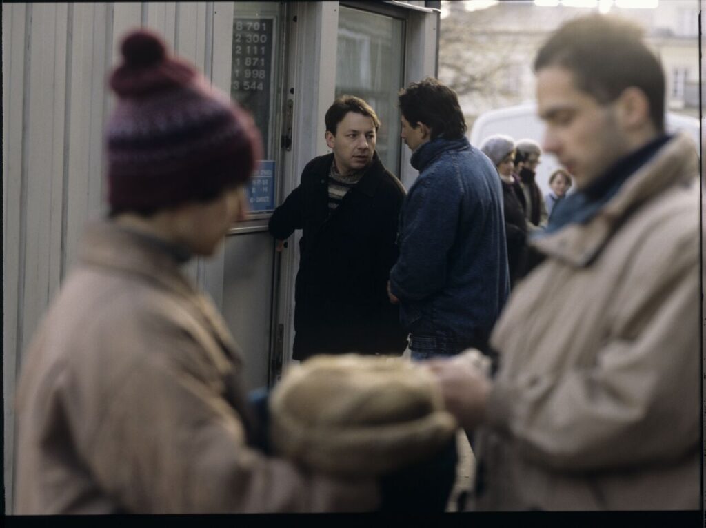 Karol (Zbigniew Zamachowski) in front of the currency exchange bureau