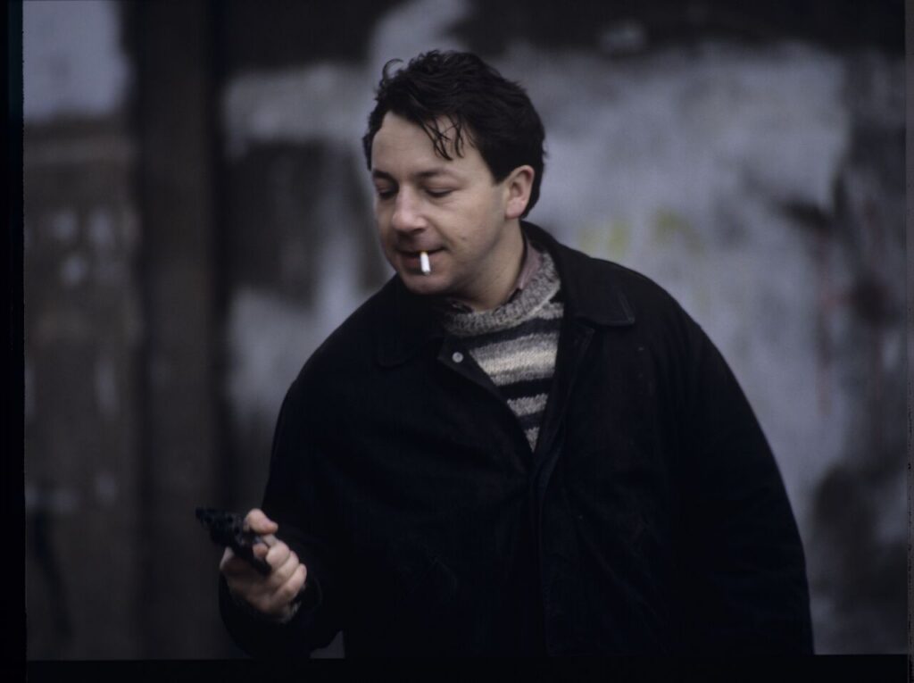 Karol (Zbigniew Zamachowski) and the "tall man" (Piotr Machalica) in front of the currency exchange office.