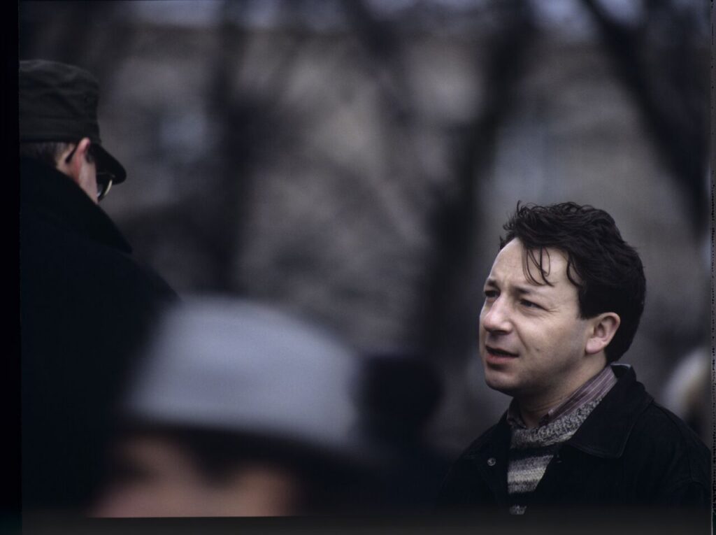 Karol (Zbigniew Zamachowski) and the "tall man" (Piotr Machalica) in front of the currency exchange office.