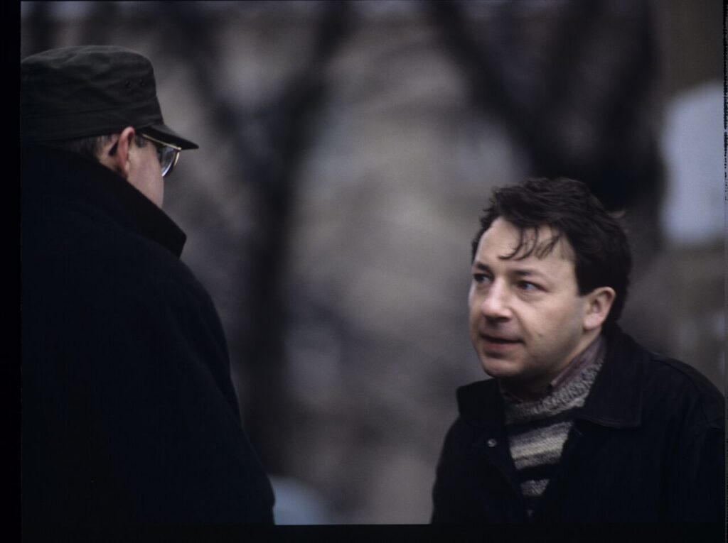 Karol (Zbigniew Zamachowski) and the "tall man" (Piotr Machalica) in front of the currency exchange office.