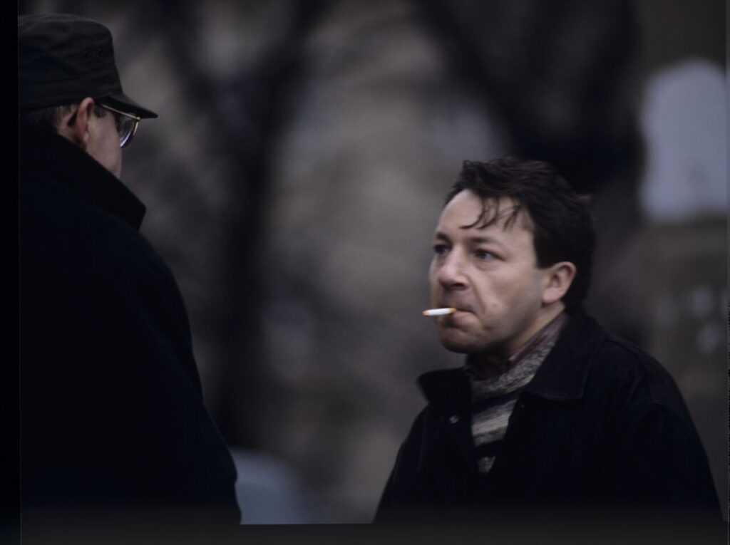 Karol (Zbigniew Zamachowski) and the "tall man" (Piotr Machalica) in front of the currency exchange office.
