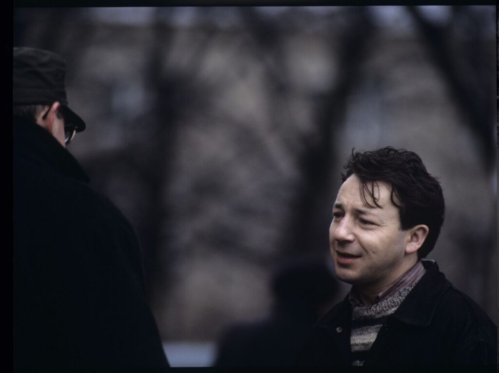 Karol (Zbigniew Zamachowski) and the "tall man" (Piotr Machalica) in front of the currency exchange office.